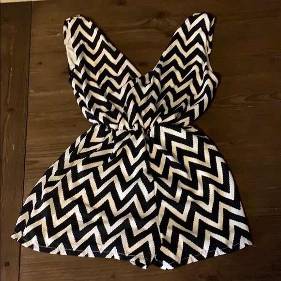 NWT Black and white romper size medium. - Picture 4 of 4
